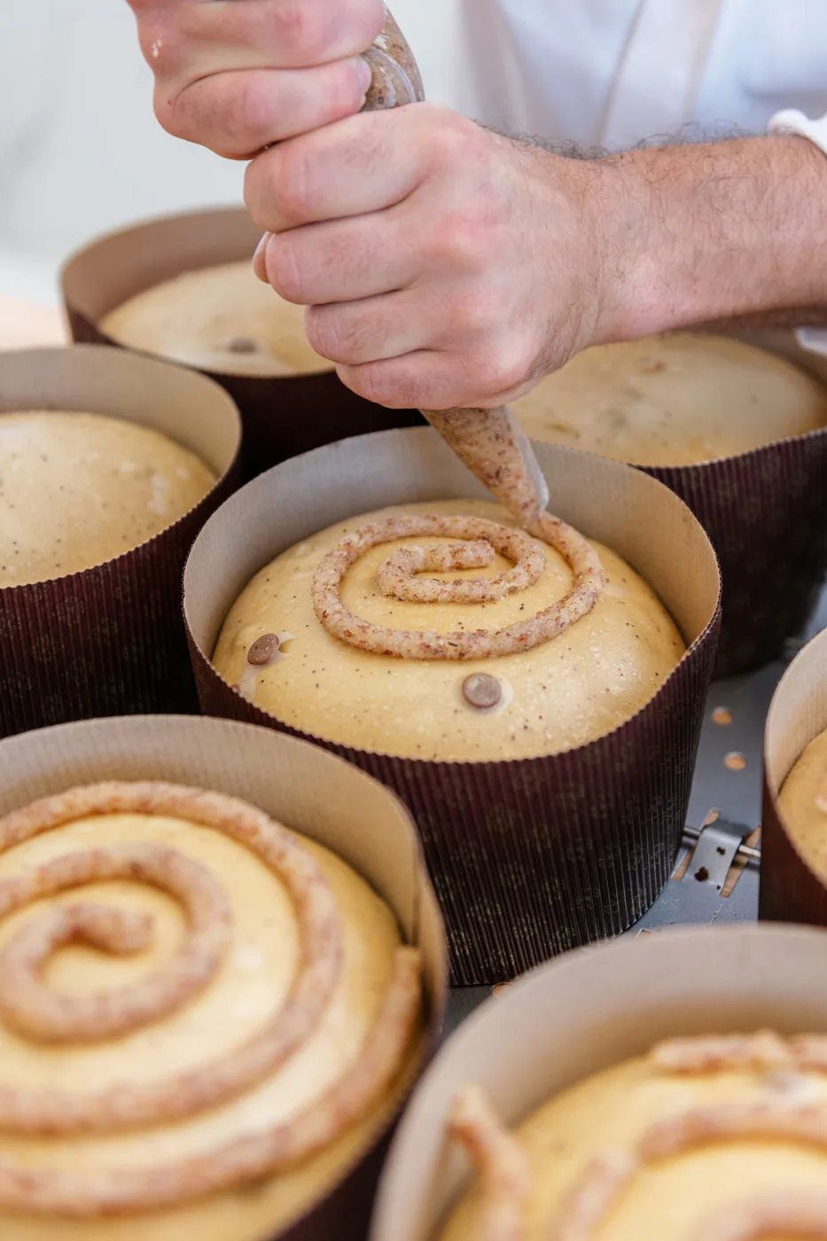 Pétrissage de la pâte à panettone à l'atelier